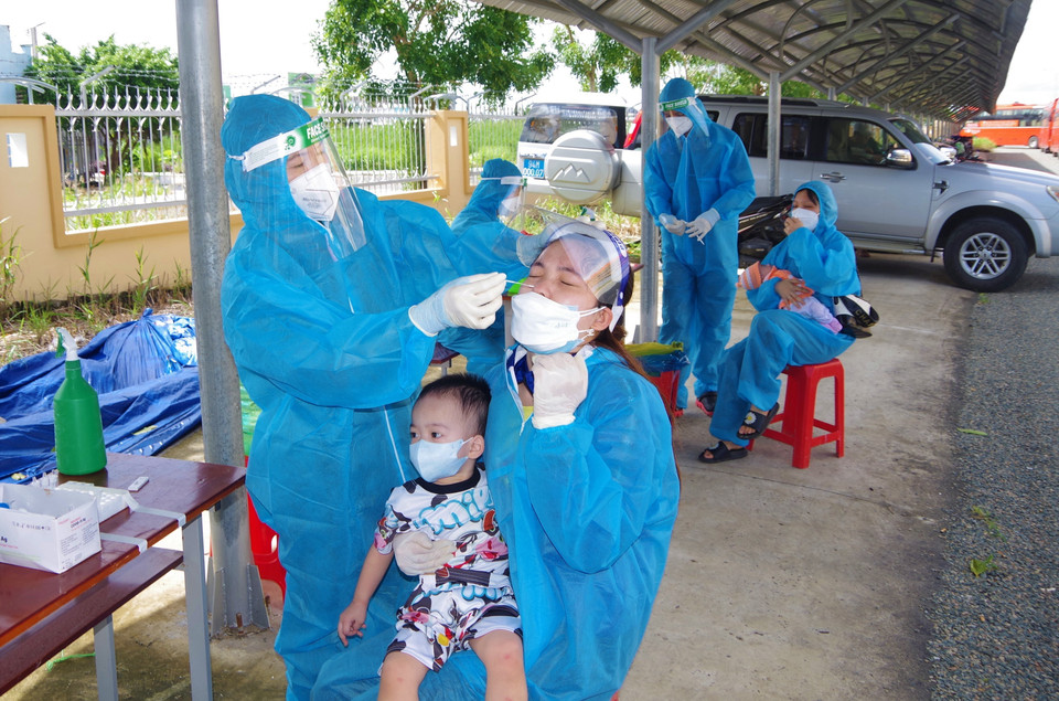 Nhân viên y tế lấy mẫu xét nghiệm đối với các công dân vừa trở về. (Ảnh: Chanh Đa/TTXVN)
