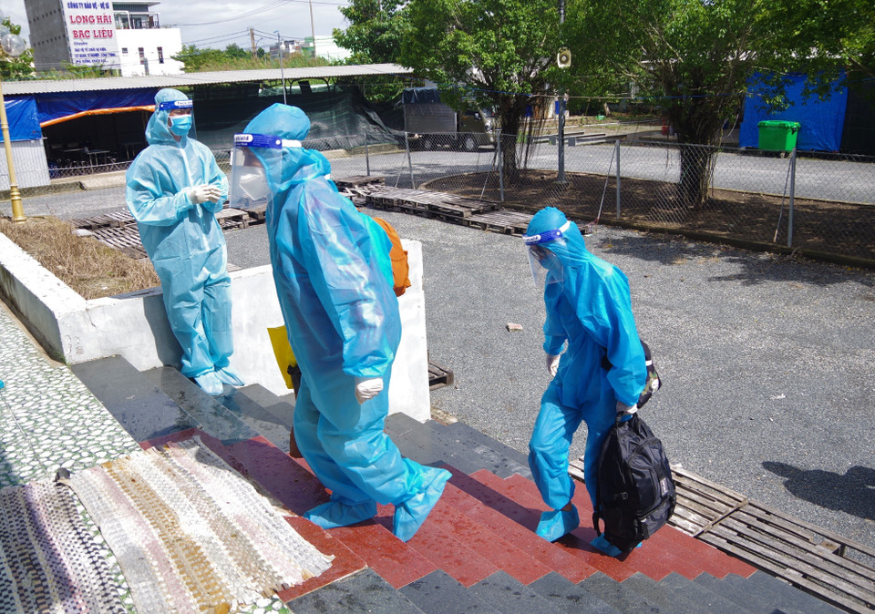 Các công dân trở về tập trung chờ lấy mẫu xét nghiệm nhanh SARS-CoV-2. (Ảnh: Chanh Đa/TTXVN)