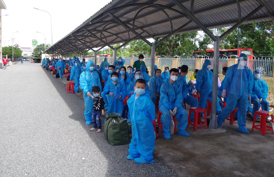 Chiều 9/10/2021, 170 công dân của tỉnh Bạc Liêu ở thành phố Hồ Chí Minh đã được tỉnh này tổ chức đón về tới địa phương an toàn. (Ảnh: Chanh Đa/TTXVN)