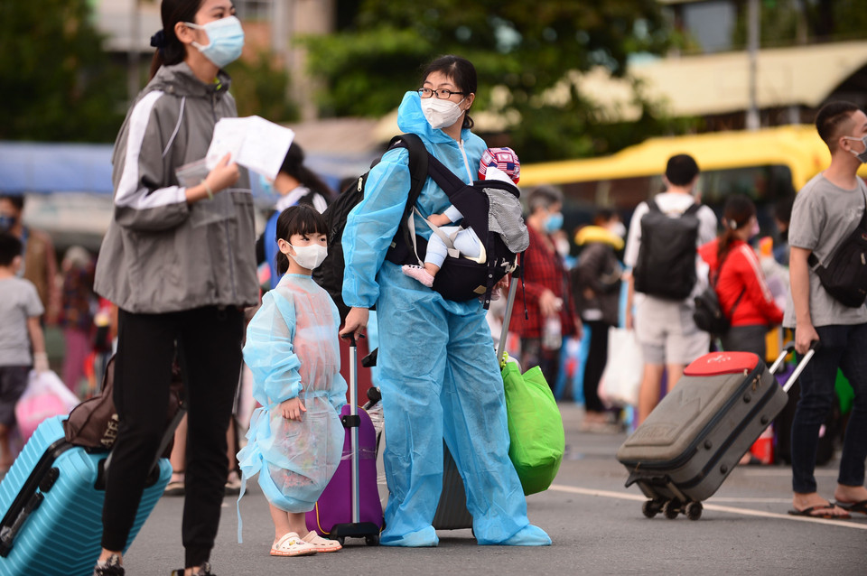  Không chỉ người lớn mà còn nhiều trẻ em trở về trong đợt 1 của kế hoạch đón công dân về Lâm Đồng. (Ảnh: TTXVN phát)