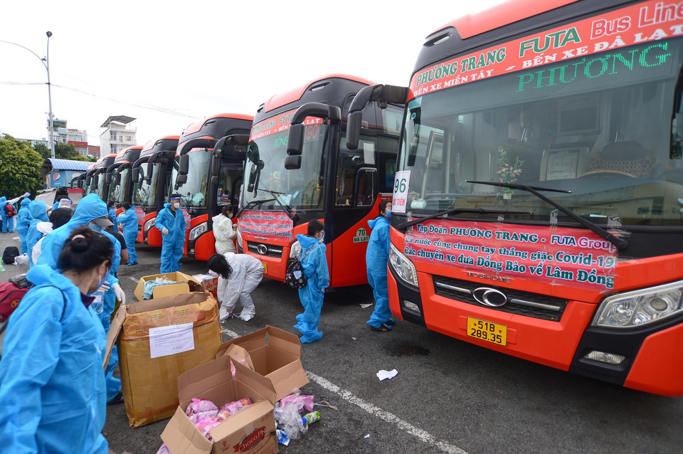  Hơn 150 xe khách do Công ty TNHH Phương Trang bố trí để chở công dân và phục vụ các tổ công tác, vật tư y tế phục vụ cho các đoàn đón người dân về từng địa phương trong tỉnh Lâm Đồng. (Ảnh: TTXVN phát)