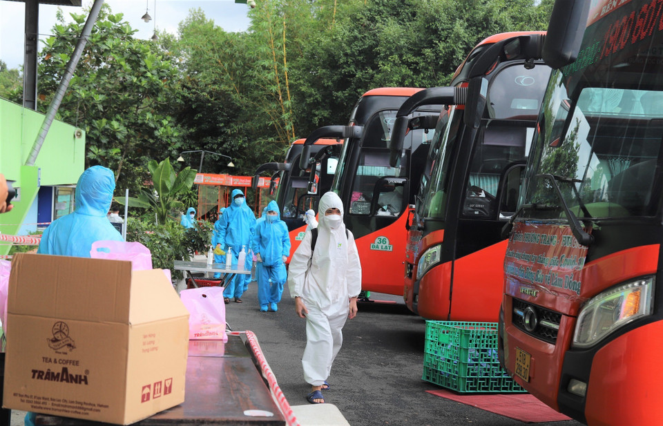 Ngày 9/10/2021, tỉnh Lâm Đồng đã hoàn thành đợt 1 đón hơn 2.000 người dân từ các vùng dịch thuộc khu vực miền Đông Nam bộ trở về địa phương. (Ảnh: TTXVN phát)