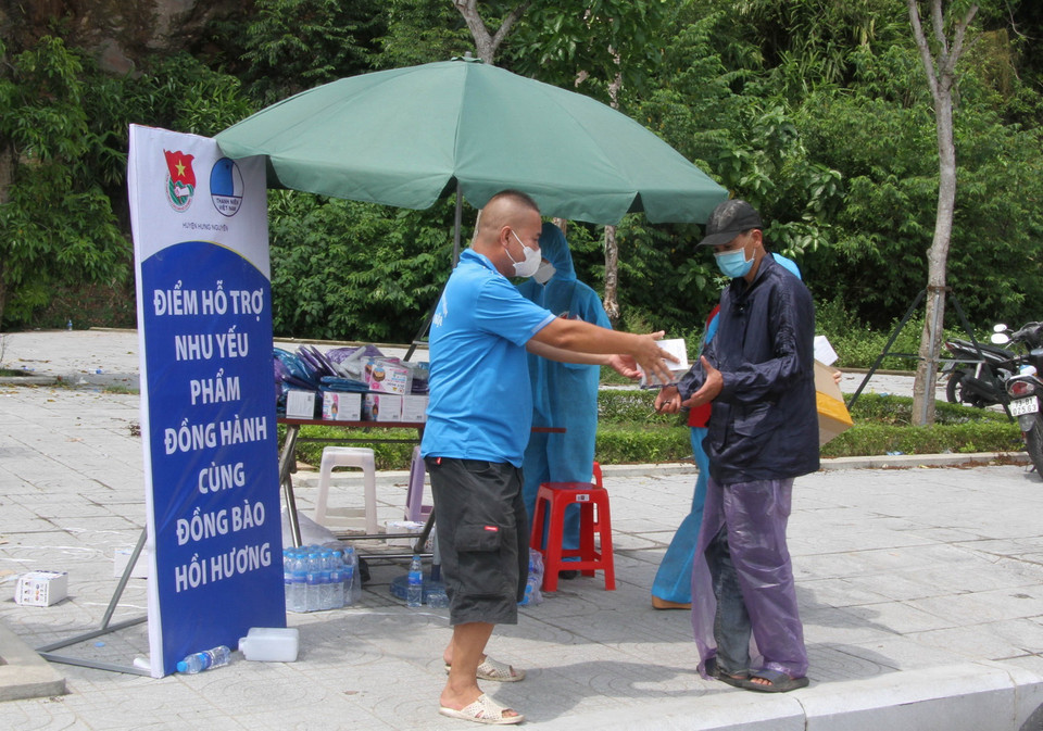 Tại điểm trung chuyển, công dân được hỗ trợ đồ ăn nhanh, nước uống, xăng... miễn phí. (Ảnh: Văn Tý/TTXVN)