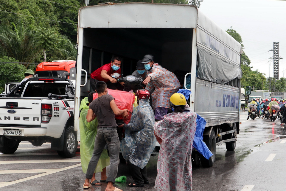 Còn với công dân trong tỉnh sẽ được xe trung chuyển chở về địa phương và thực hiện cách ly tập trung theo quy định.(Ảnh: Văn Tý/TTXVN)