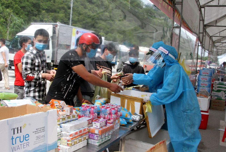 Những ngày qua, hàng ngàn người dân từ các tỉnh phía Nam về quê bằng xe máy qua địa phận tỉnh Nghệ An. (Ảnh: Văn Tý/TTXVN)