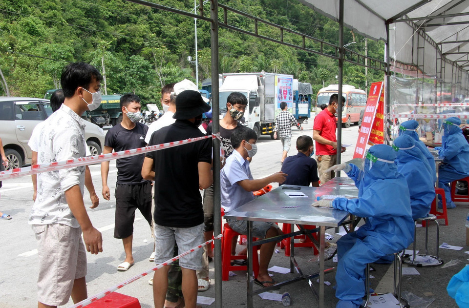 Công dân ngoại tỉnh sẽ được xe của Cảnh sát giao thông dẫn đường đi theo Quốc lộ 1A ra hết địa phận tỉnh rồi bàn giao cho lực lượng chức năng tỉnh Thanh Hóa. (Ảnh: Văn Tý/TTXVN)