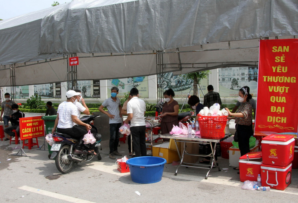 Tại điểm trung chuyển, công dân được hỗ trợ đồ ăn nhanh, nước uống, xăng... miễn phí. (Ảnh: Văn Tý/TTXVN)