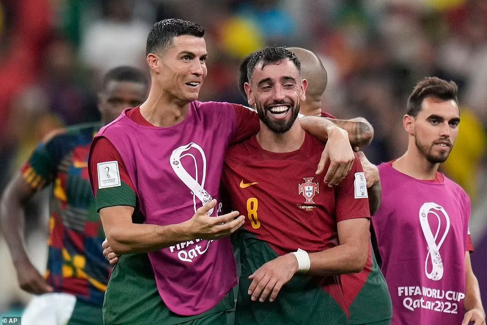 Ronaldo chung vui cùng Bruno sau trận đấu. (Nguồn: AP)