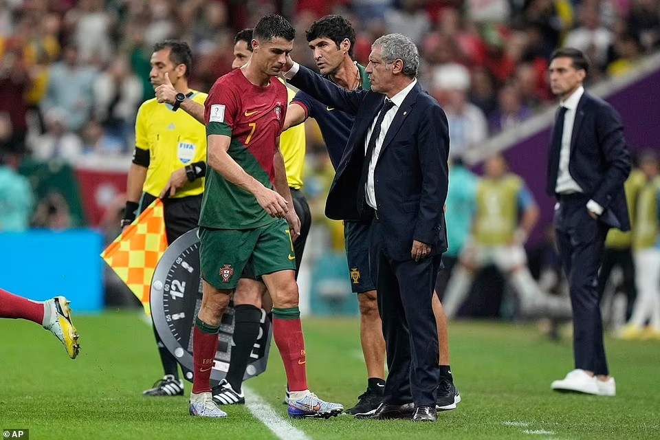Ronaldo sau đó cũng đã được rút ra sân ở cuối trận. (Nguồn: AP)