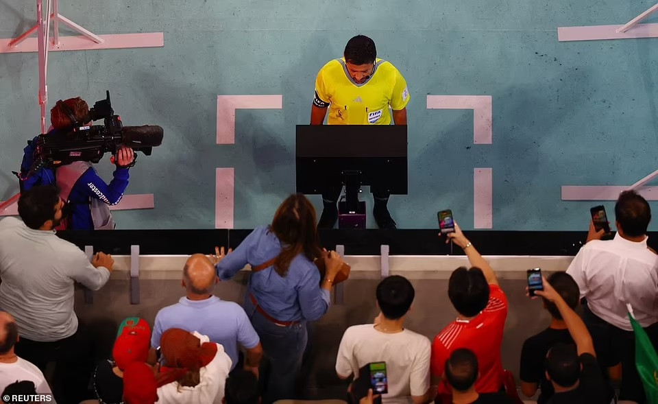 Trọng tài đã phải check VAR để đưa ra quyết định cuối cùng. (Nguồn: Reuters)