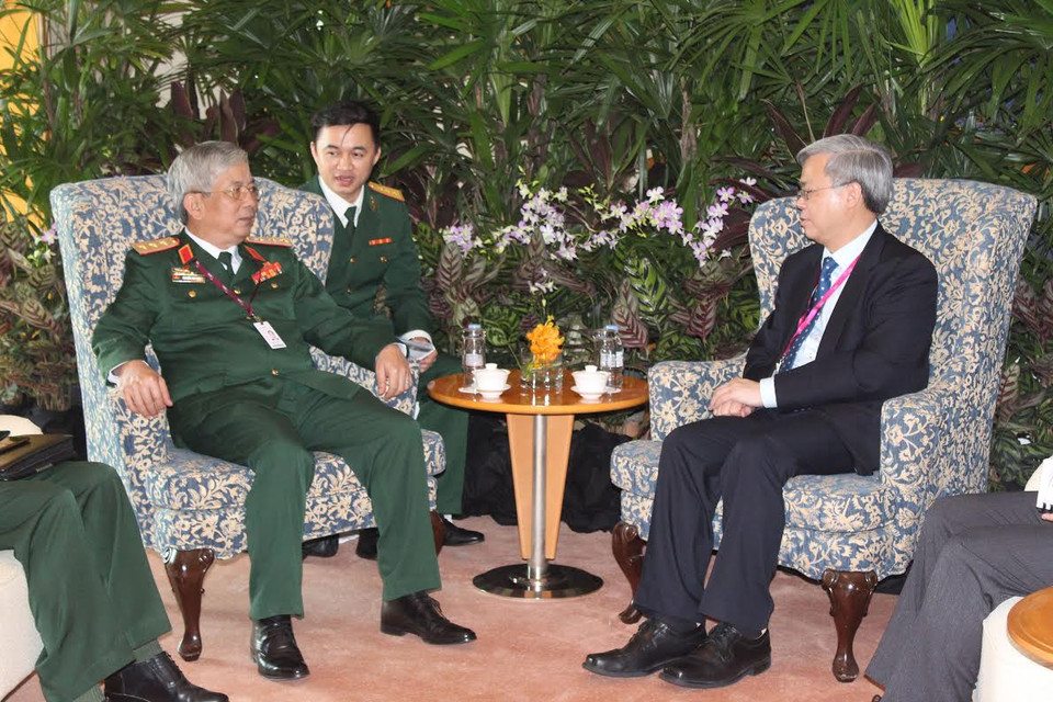 Thứ trưởng Bộ Quốc phòng Nguyễn Chí Vịnh tiếp Thư ký thường trực quốc phòng Singapore, ông Chan Yeng Kit chiều ngày 29/5, bên lề Đối thoại Shangri La lần thứ 14 tổ chức tại Singapore. (Nguồn: Việt Hải-Lê Hải-Mỹ Bình/Vietnam+)