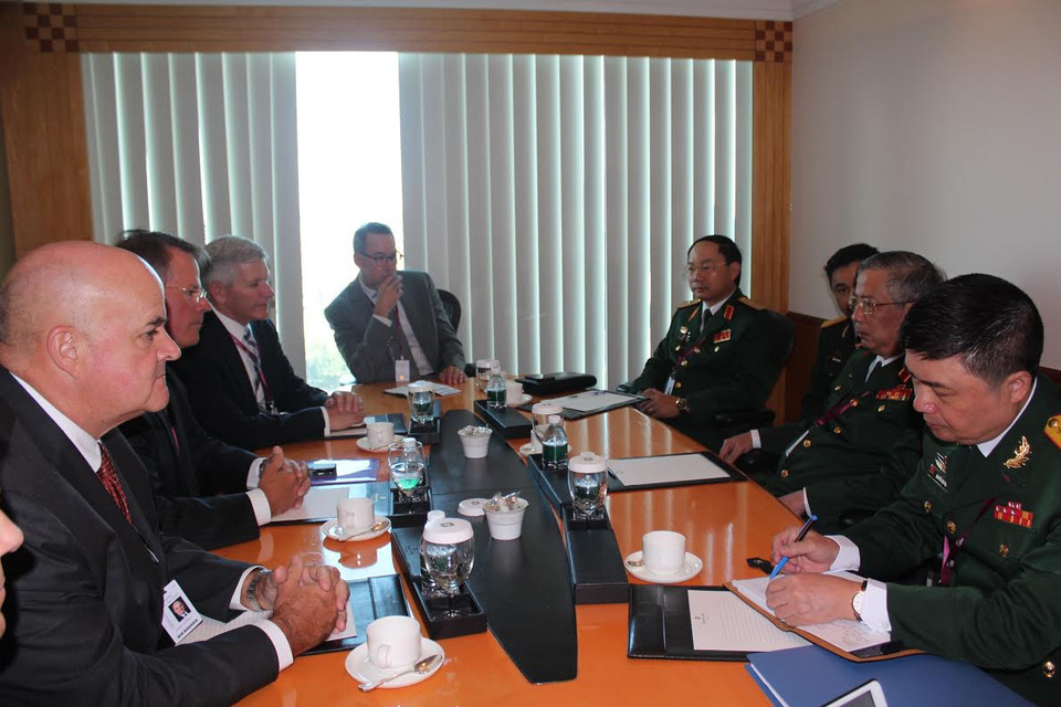 Thứ trưởng Bộ Quốc phòng Nguyễn Chí Vịnh gặp Phó Chủ tịch thường trực tập đoàn Lockheed Martin (Mỹ), ông Patrick Dewar chiều ngày 29/5, bên lề Đối thoại Shangri La lần thứ 14 tổ chức tại Singapore. (Nguồn: Việt Hải-Lê Hải-Mỹ Bình/Vietnam+)