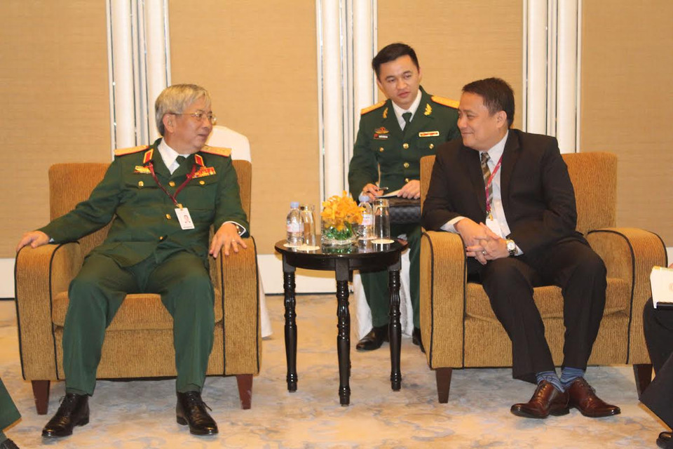 Thứ trưởng Bộ Quốc phòng Nguyễn Chí Vịnh gặp và hội đàm với Thứ trưởng Quốc phòng phụ trách các vấn đề chính sách Phillipines, ông Pio Lorenzo Batino chiều ngày 29/5, bên lề Đối thoại Shangri La lần thứ 14 tổ chức tại Singapore. (Nguồn: Việt Hải-Lê Hải-Mỹ Bình/Vietnam+)