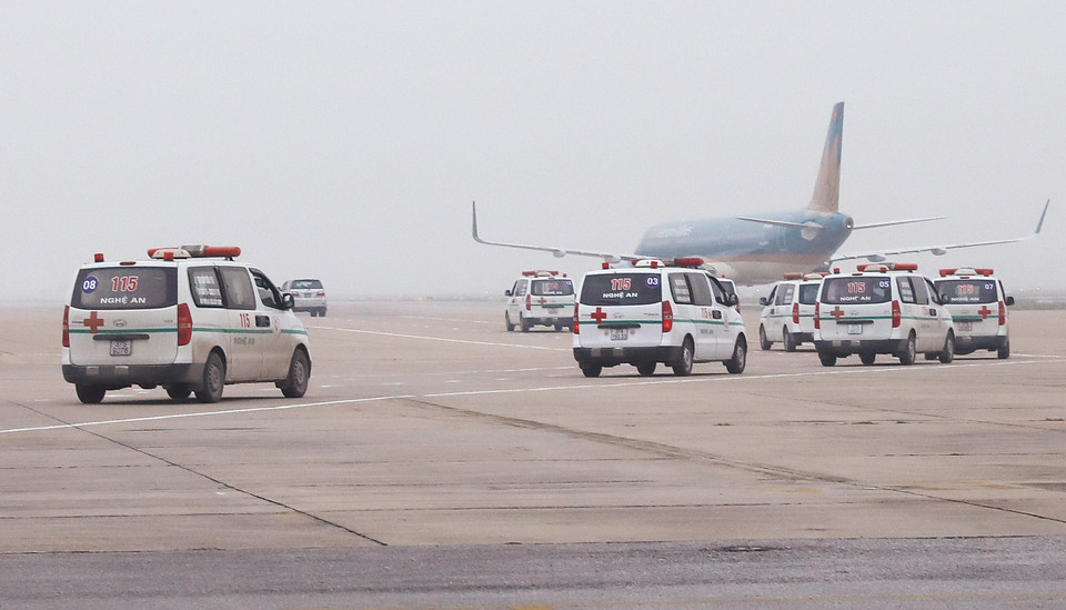 Đoàn xe đưa thi thể và tro cốt các nạn nhân từ sân bay quốc tế Nội Bài về quê nhà. (Ảnh: Lâm Khánh/TTXVN)