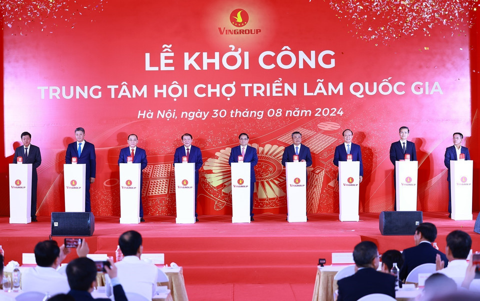 Thủ tướng Phạm Minh Chính và các đại biểu thực hiện nghi thức khởi công Trung tâm Hội chợ triển lãm quốc gia. (Ảnh: Dương Giang/TTXVN)