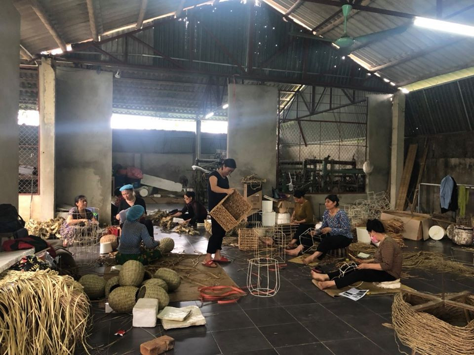 Thanh Hóa là một trong 3 tỉnh đầu tiên công bố dịch song các xã viên vẫn hoạt động sản xuất, kinh doanh bình thường, tại xưởng sản xuất của Công ty Viet Trang Craft ở Nga Sơn, Thanh Hóa. (Ảnh: Vietnam+)