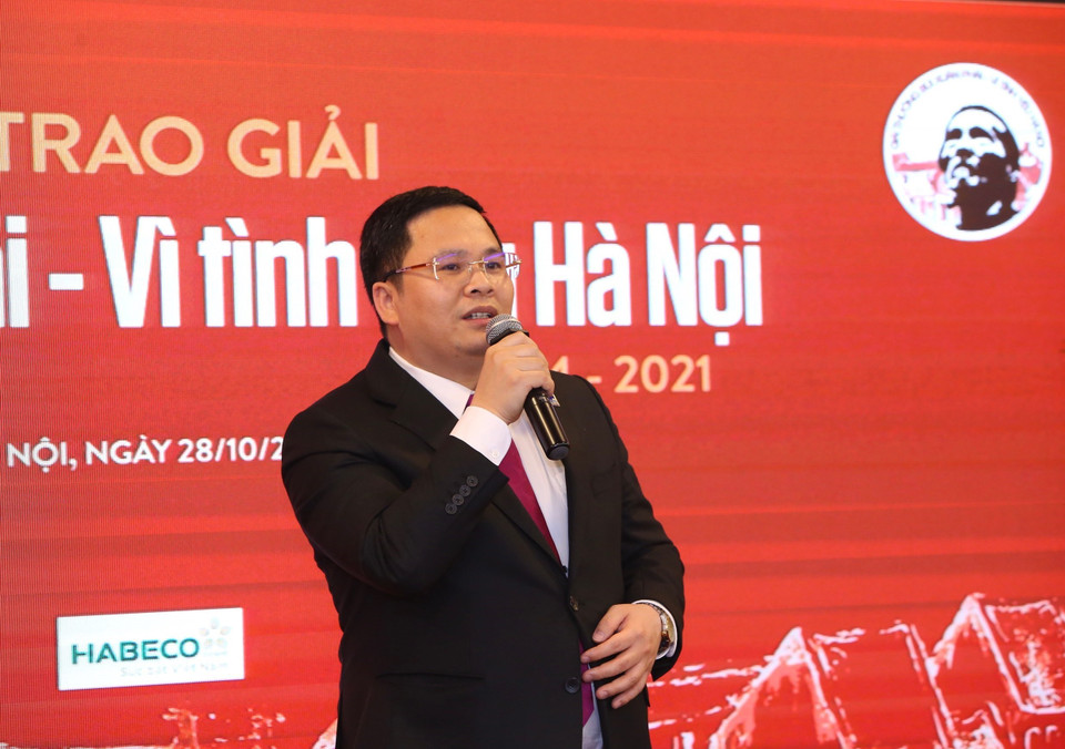 Chủ tịch Hội đồng quản trị Công ty cổ phần Tập đoàn môi trường Nhật Việt (JVE) Nguyễn Tuấn Anh nhận “Giải Ý tưởng - Vì tình yêu Hà Nội”. (Ảnh: Hoàng Hiếu/TTXVN)