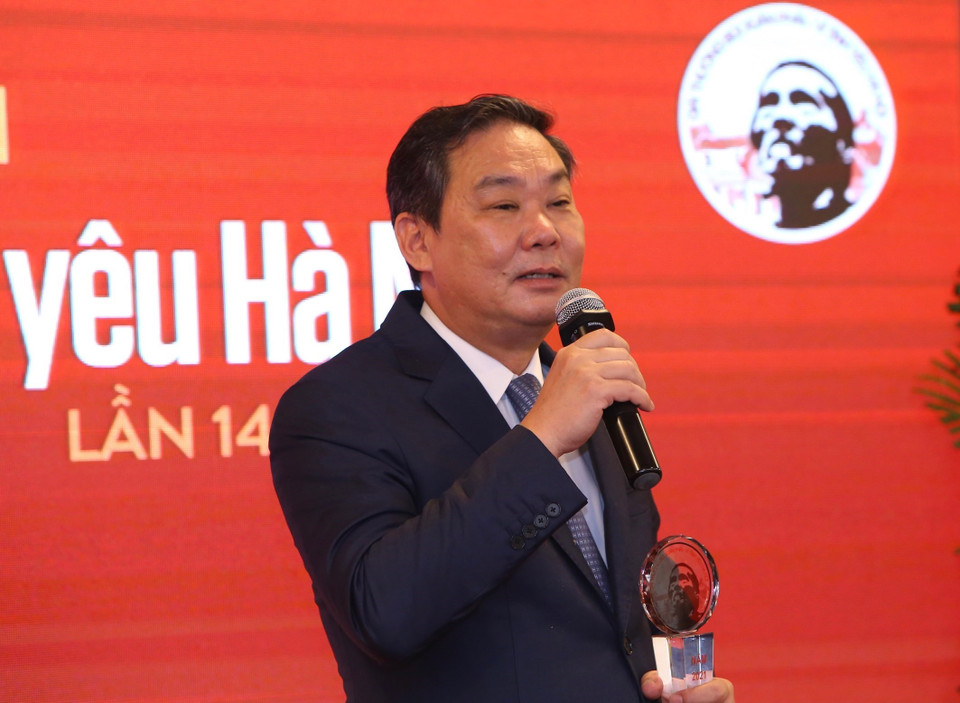 Phó Chủ tịch Thường trực Ủy ban Nhân dân Thành phố Hà Nội Lê Hồng Sơn nhận “Giải Ý tưởng - Vì tình yêu Hà Nội”. (Ảnh: Hoàng Hiếu/TTXVN)