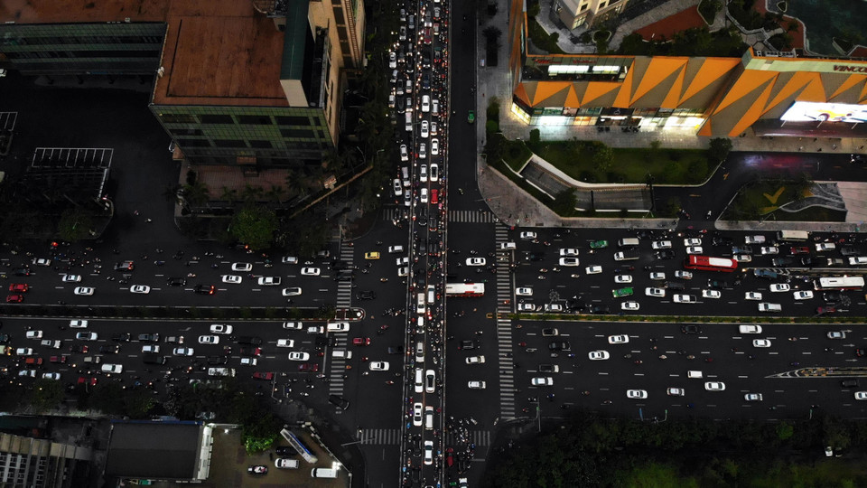 Cảnh ùn tắc giao thông tại nút giao thông cầu vượt Hoàng Minh Giám- Nguyễn Chánh qua đường Trần Duy Hưng. (Ảnh: Danh Lam/TTXVN)