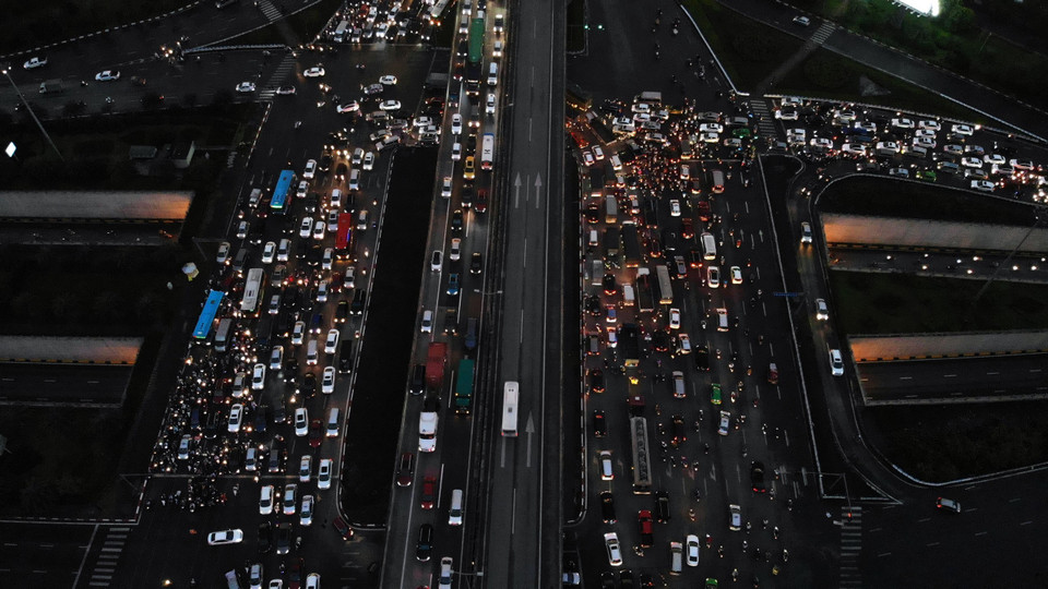 Nút giao thông Đại Lộ Thăng Long, Trần Duy Hưng, Phạm Hùng, Khuất Duy Tiên trong giờ cao điểm (ảnh chụp lúc 18h30). (Ảnh: Danh Lam/TTXVN)