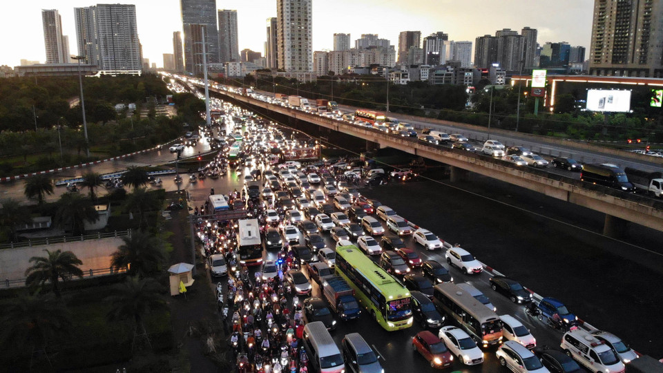Nút giao thông Đại Lộ Thăng Long, Trần Duy Hưng, Phạm Hùng, Khuất Duy Tiên trong giờ cao điểm (ảnh chụp lúc 18h30). (Ảnh: Danh Lam/TTXVN)