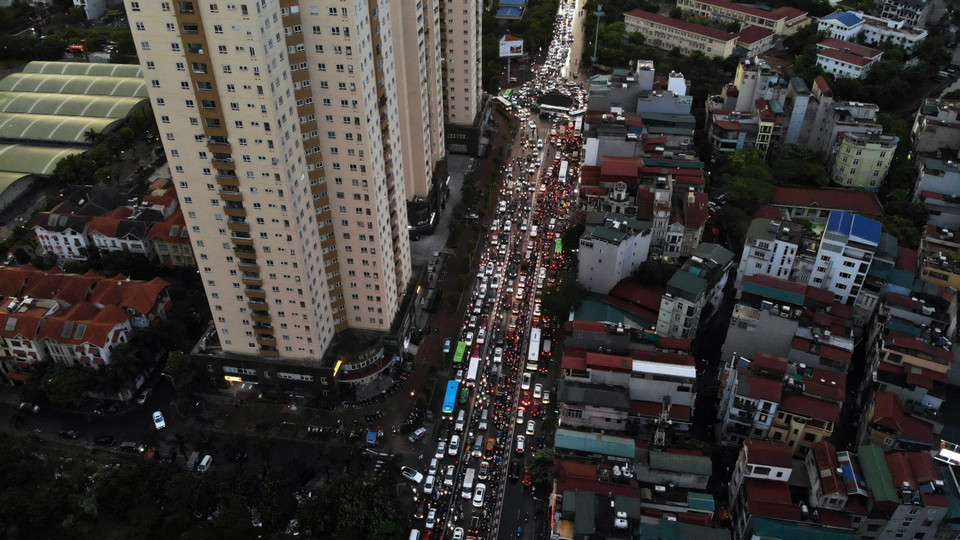 Cảnh ùn tắc giao thông đường Nguyễn Chánh. (Ảnh: Danh Lam/TTXVN)