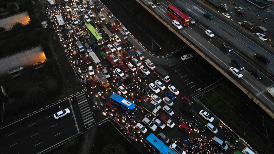 Nút giao thông Đại Lộ Thăng Long, Trần Duy Hưng, Phạm Hùng, Khuất Duy Tiên trong giờ cao điểm (ảnh chụp lúc 18h30). (Ảnh: Danh Lam/TTXVN)