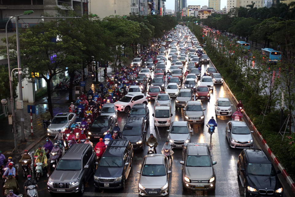 Đường Trần Duy Hưng, luôn trong tình trạng ùn tắc giao thông trong giờ cao điểm. (Ảnh: Danh Lam/TTXVN)