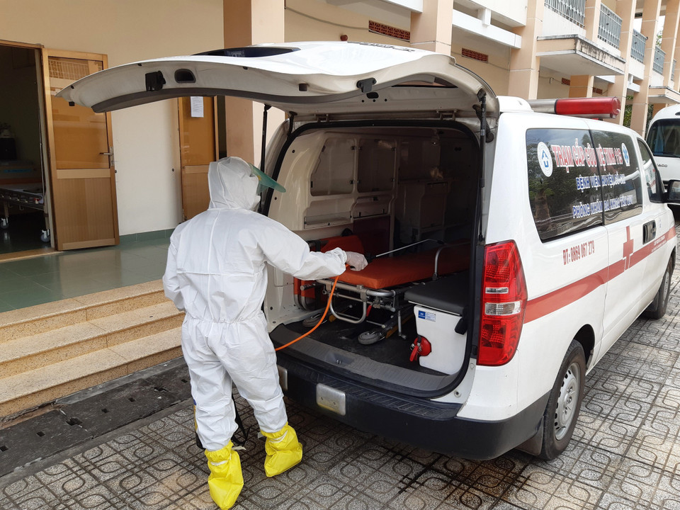 Công tác khử khuẩn xe cứu thương phục vụ vận chuyển bệnh nhân của Bệnh viện dã chiến Thành phố Hồ Chí Minh. (Ảnh: Đinh Hằng/TTXVN)