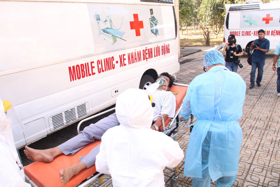 Diễn tập tình huống tiếp nhận, vận chuyển người bệnh nhiễm 2019-nCoV. (Ảnh: Đinh Hằng/TTXVN)