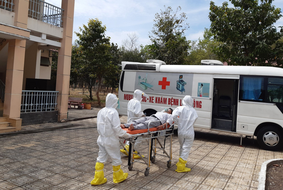 Diễn tập tình huống tiếp nhận, vận chuyển người bệnh nhiễm 2019-nCoV. (Ảnh: Đinh Hằng/TTXVN)