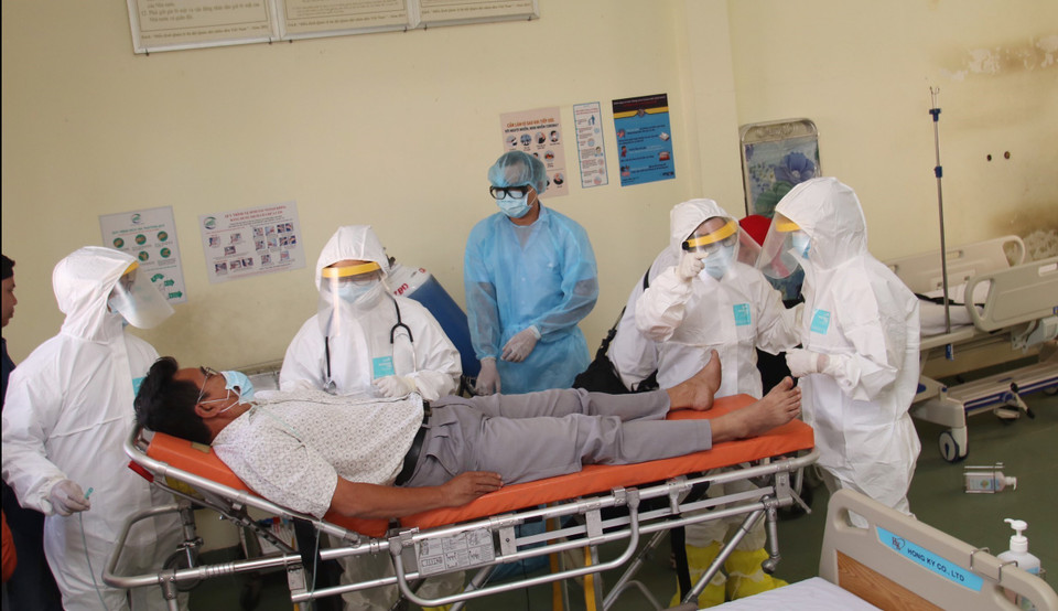 Diễn tập tình huống tiếp nhận, vận chuyển người bệnh nhiễm 2019-nCoV. (Ảnh: Đinh Hằng/TTXVN)