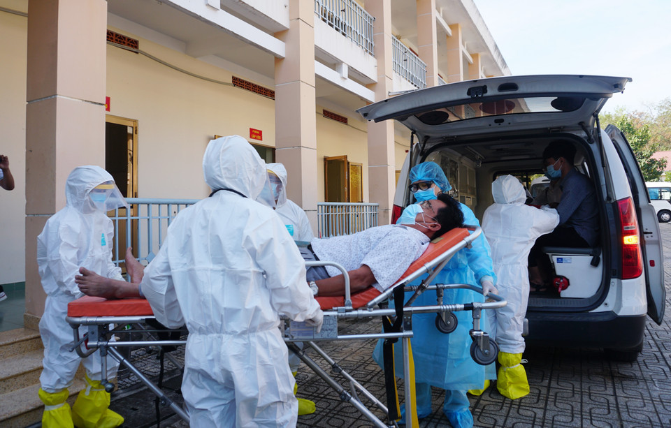 Diễn tập tình huống tiếp nhận, vận chuyển người bệnh nhiễm 2019-nCoV. (Ảnh: Đinh Hằng/TTXVN)