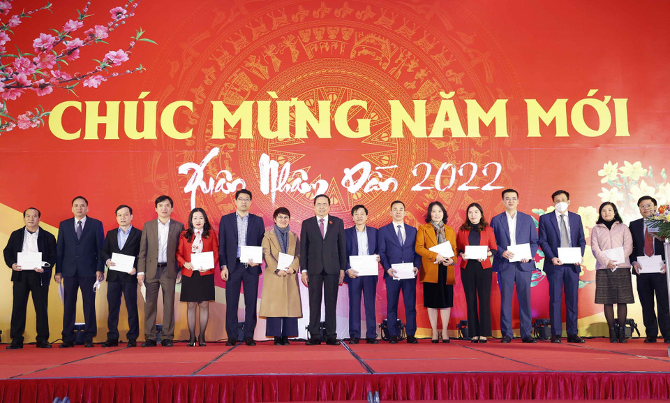 Phó Chủ tịch Thường trực Quốc hội Trần Thanh Mẫn tặng quà đại diện các đơn vị của Quốc hội. 