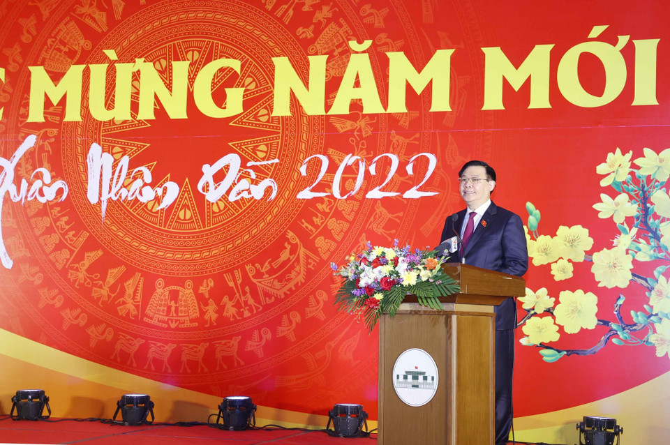 Chủ tịch Quốc hội Vương Đình Huệ chúc Tết các đại biểu. (Ảnh: Doãn Tấn/TTXVN)