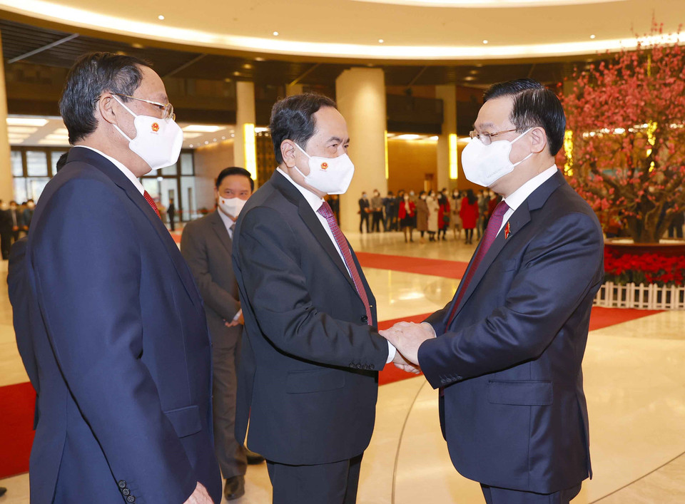 Hình ảnh Chủ tịch Quốc hội Vương Đình Huệ chúc Tết các đại biểu. (Ảnh: Doãn Tấn/TTXVN)