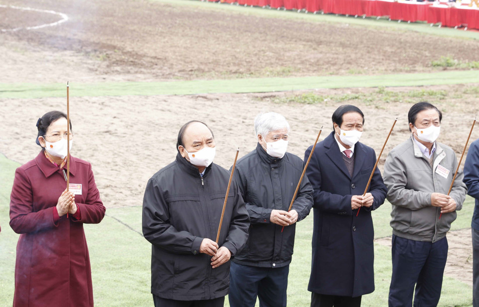 Hình ảnh Chủ tịch nước Nguyễn Xuân Phúc dâng hương tại Lễ Tịch điền Đọi Sơn. (Ảnh: Thống Nhất/TTXVN)