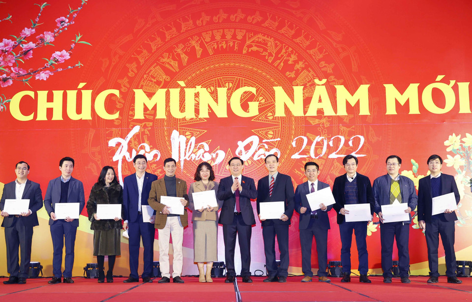 Chủ tịch Quốc hội Vương Đình Huệ tặng quà đại diện các đơn vị của Quốc hội. (Ảnh: Doãn Tấn/TTXVN)