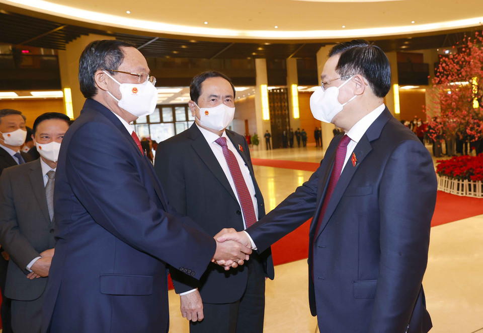 Chủ tịch Quốc hội Vương Đình Huệ chúc Tết các đại biểu. (Ảnh: Doãn Tấn/TTXVN)