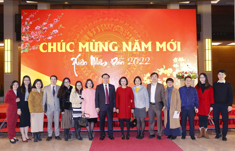 Chủ tịch Quốc hội Vương Đình Huệ chụp ảnh chung các đại biểu. (Ảnh: Doãn Tấn/TTXVN)