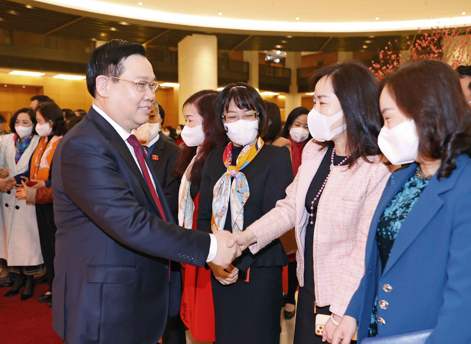 Hình ảnh Chủ tịch Quốc hội Vương Đình Huệ chúc Tết các đại biểu. (Ảnh: Doãn Tấn/TTXVN)