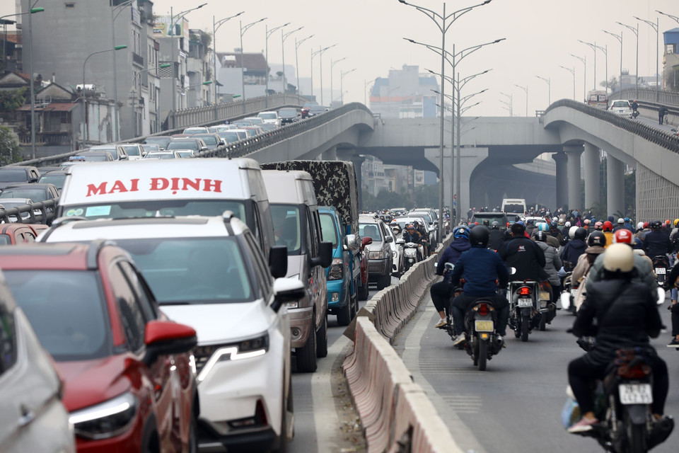 Đoạn đường Trường Chinh ùn tắc từ trên đường vành đai 2 trên cao xuống khu vực nút giao. (Ảnh: Huy Hùng/TTXVN)