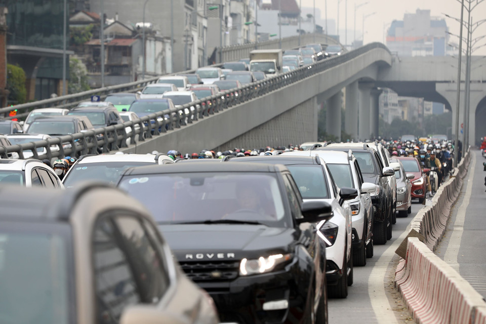 Tại đường Trường Chinh ùn tắc kéo dài vào giờ đi làm buổi sáng. (Ảnh: Huy Hùng/TTXVN)