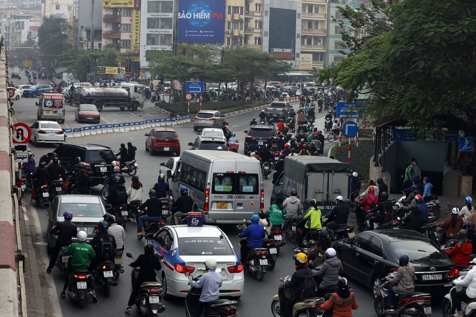 Rào chắn vị trí đi ra nút phía đường Tây Sơn ngăn dòng xe đi ngược đường từ Nguyễn Trãi đi thẳng sang Tây Sơn. (Ảnh: Huy Hùng/TTXVN)