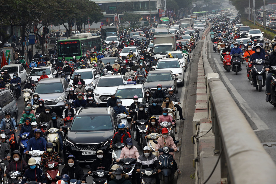 Ùn tắc kéo dài trên đường Nguyễn Trãi hướng đi sang Tây Sơn. (Ảnh: Huy Hùng/TTXVN)