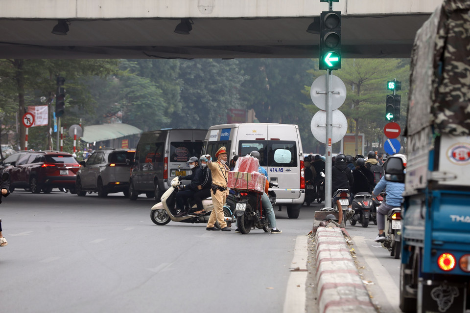 Vẫn nhiều phương tiện cố tình đi ngược về phía đường Láng, được lực lượng CSGT nhắc nhở. (Ảnh: Huy Hùng/TTXVN)