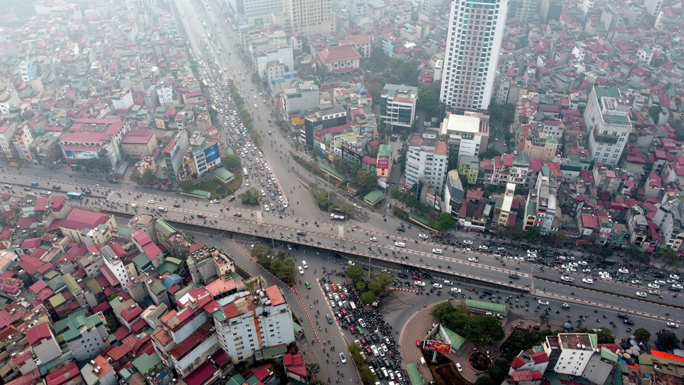 Nút giao thông Ngã Tư Sở trong buổi sáng đầu tiên tổ chức lại giao thông. (Ảnh: Huy Hùng/TTXVN)
