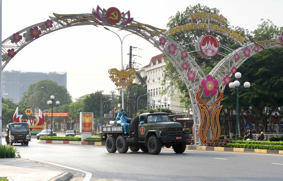 Xe đặc chủng của Bộ Tư lệnh Quân khu 2 có mặt tại thành phố Vĩnh Yên trong chiều 11/5. (Ảnh: Hoàng Hùng/TTXVN)