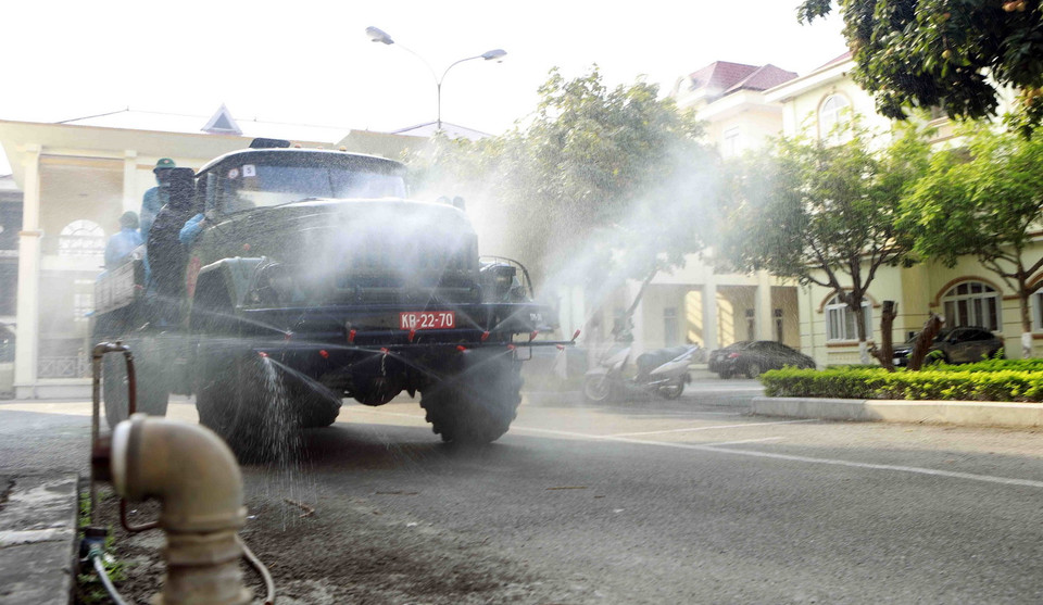 Xe đặc chủng của Bộ Tư lệnh Quân khu 2 cphun khử khuẩn tại Thành ủy Vĩnh Yên. (Ảnh: Hoàng Hùng/TTXVN)