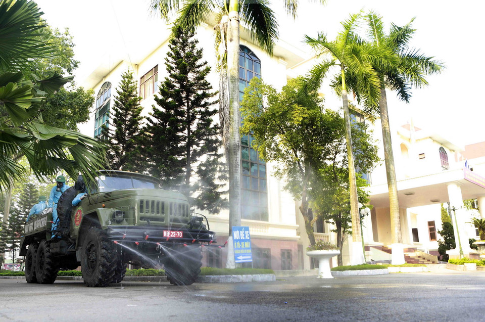 Xe đặc chủng của Bộ Tư lệnh Quân khu 2 phun khử khuẩn tại UBND thành phố Vĩnh Yên. (Ảnh: Hoàng Hùng/TTXVN)